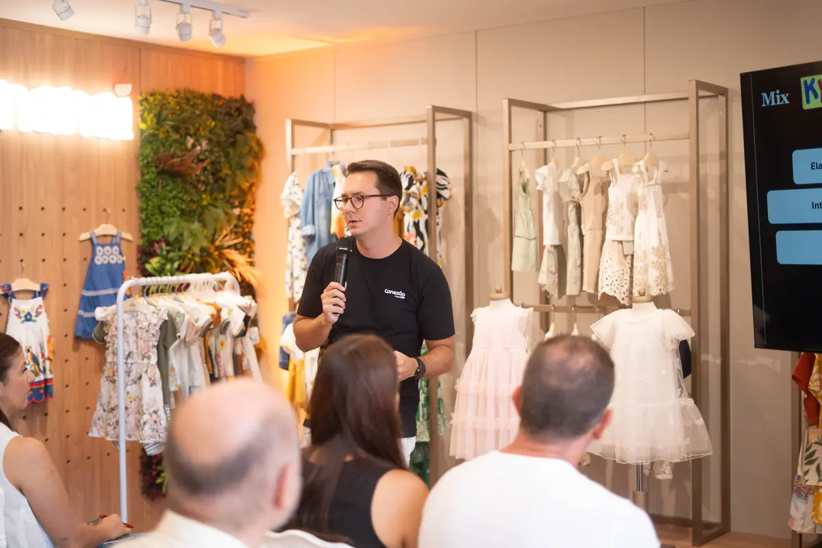 Apresentação de coleção para lojistas dentro do showroom