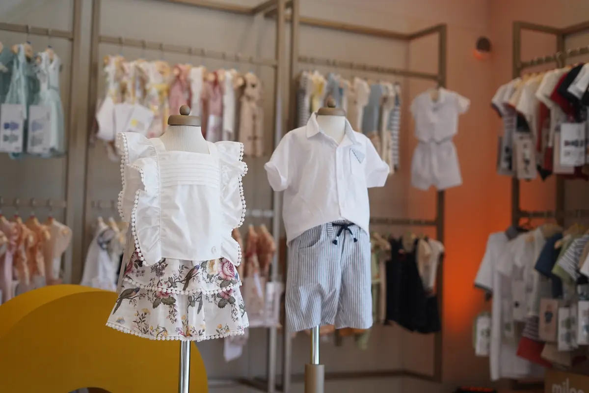 Araras com peças de coleção no showroom