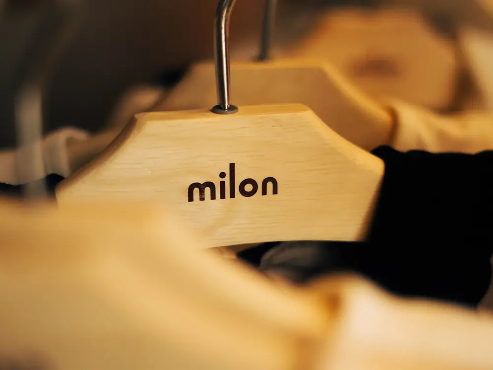 Cabides da marca Milon com peças da coleção