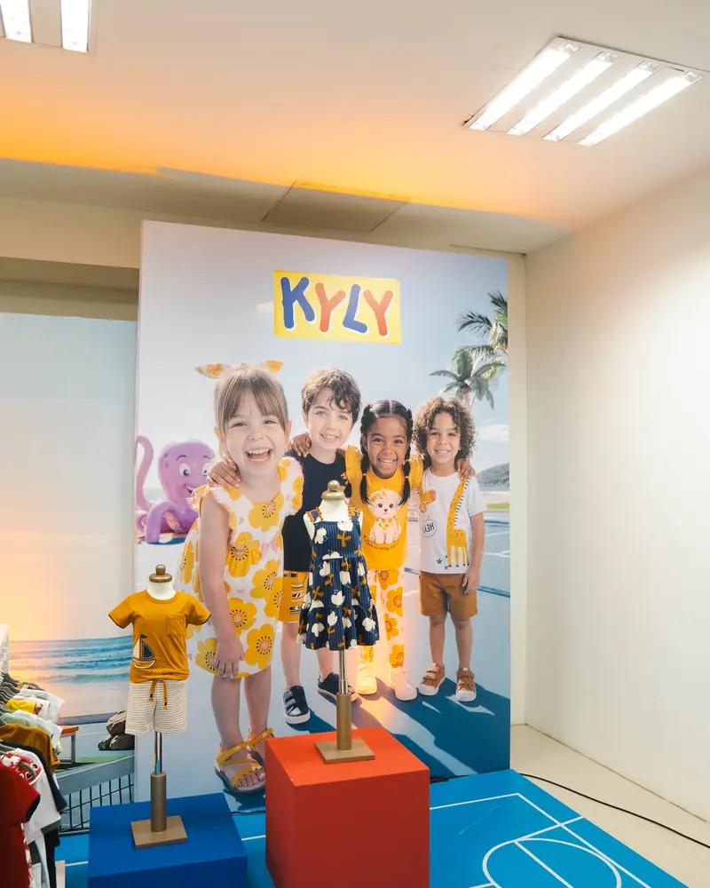 Painel da marca Kyly no showroom