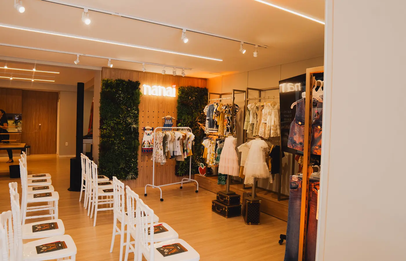 Interior do showroom com o espaço da marca Nanai