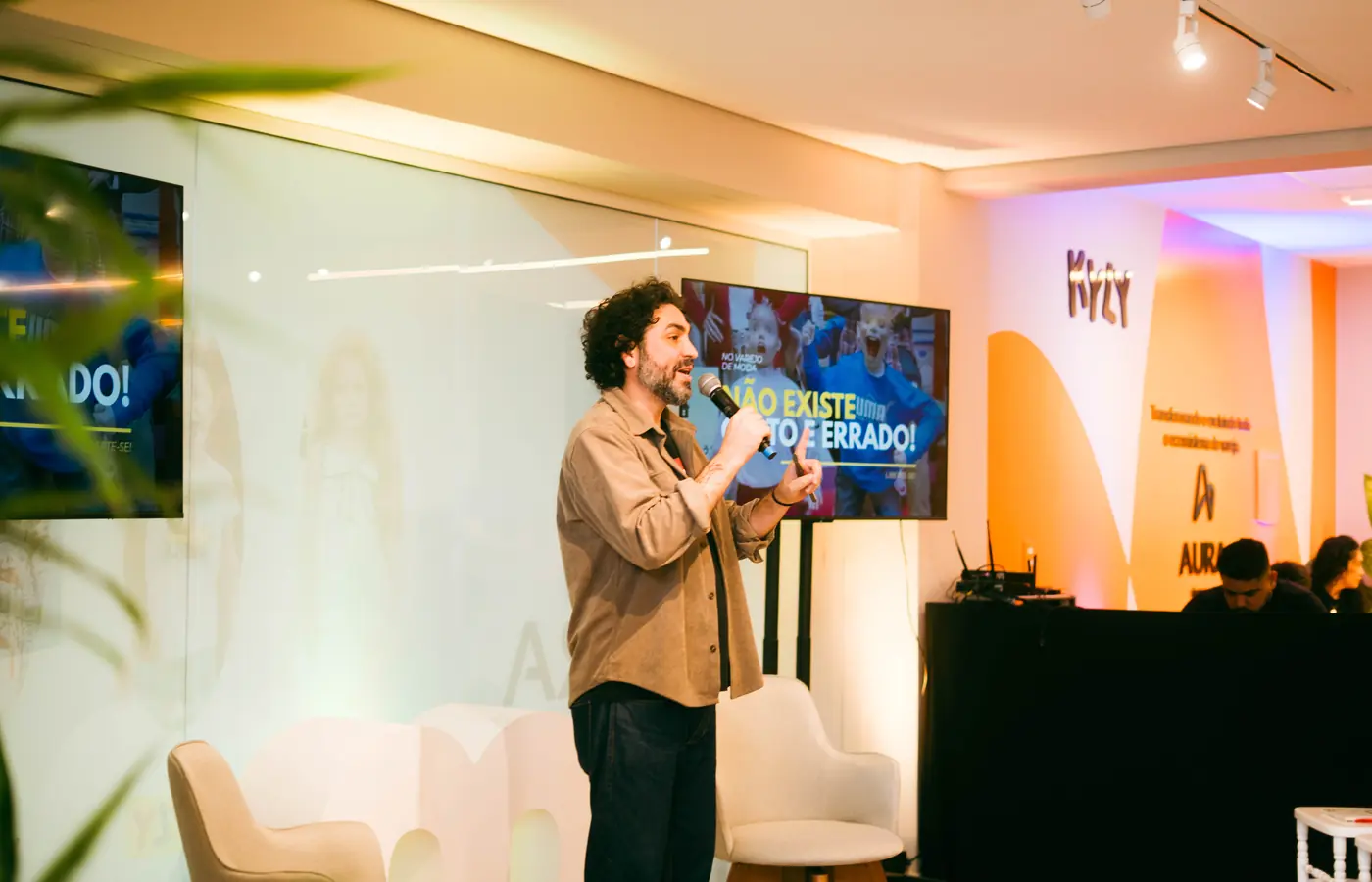 Palestra para lojistas no showroom da Aura