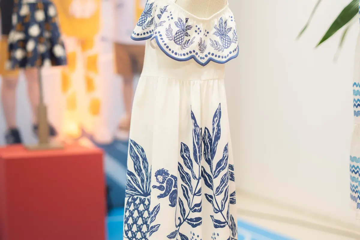 Manequins e expositores no showroom
